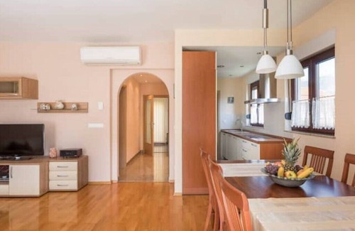 Kastel Novi Apartment | Cozy Apartment in Kastel Novi, Steps from the Beach