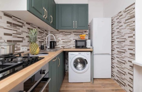Srodmiescie Apartment | Modern Studio for 4 in Gdynia with Free Wifi & Kitchen