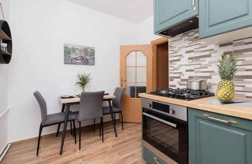 Srodmiescie Apartment | Modern Studio for 4 in Gdynia with Free Wifi & Kitchen