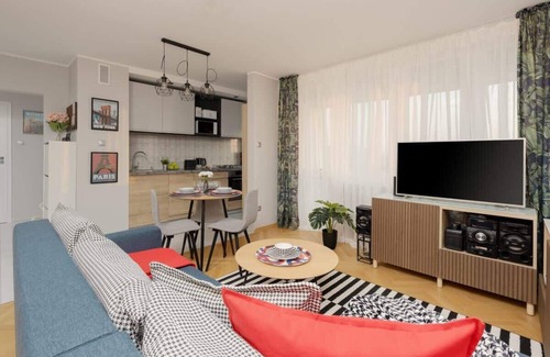 Zoliborz Apartment | Cozy Włościańska 10B: Wifi, Balcony & Family-Friendly!