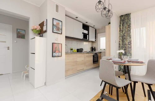 Zoliborz Apartment | Cozy Włościańska 10B: Wifi, Balcony & Family-Friendly!
