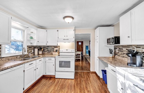 Green Bay House | Waterfront Cottage Retreat with Lake View & Pet-Friendly Amenities