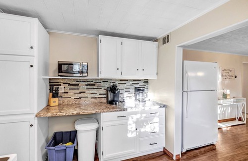 Green Bay House | Waterfront Cottage Retreat with Lake View & Pet-Friendly Amenities