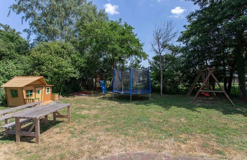 Wiek Apartment | Cozy W-Apartment 2: Ocean View & Family-Friendly Stay