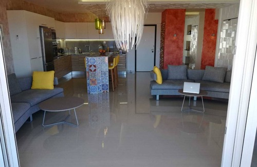 Old Town Apartment | Modern Seaview Apartment with Pool & Spa - Guest Rated 10/10