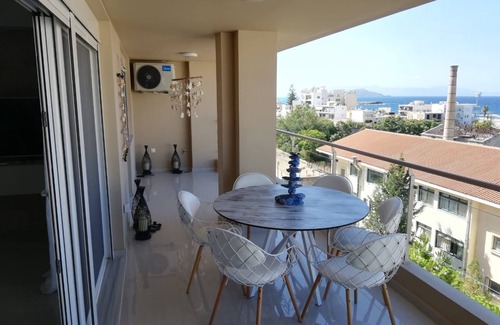 Old Town Apartment | Modern Seaview Apartment with Pool & Spa - Guest Rated 10/10