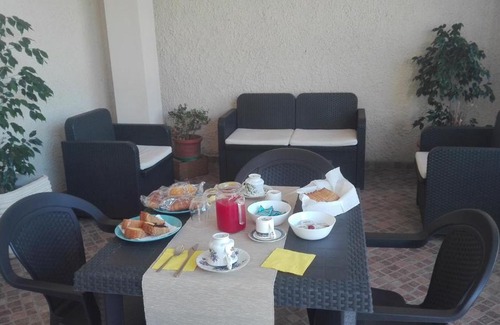 Pomezia Bed & Breakfast | Discover W&B Pomezia: Pool, Breakfast & Hot Tub Awaits