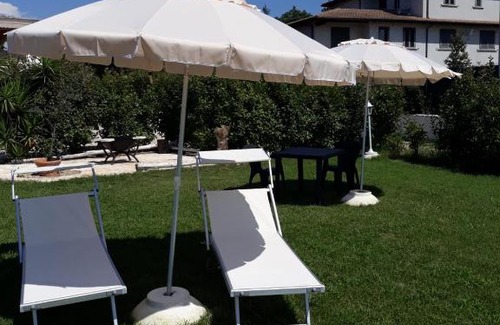 Pomezia Bed & Breakfast | Discover W&B Pomezia: Pool, Breakfast & Hot Tub Awaits
