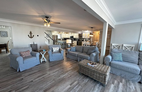 Keen-Wik On the Bay House | W. Fenwick Beach Retreat: Poolside Fun Minutes from OC