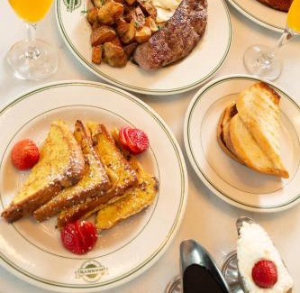 Downtown Minneapolis Hotel | Elegant W Minneapolis - The Foshay with Pet-Friendly Amenities