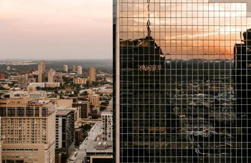 Downtown Minneapolis Hotel | Elegant W Minneapolis - The Foshay with Pet-Friendly Amenities