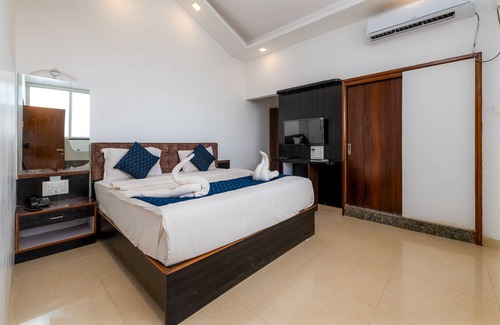 Saunta Vaddo Hotel | Relax at W.S Beach Resort & Spa with Pool and Family Fun