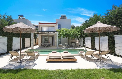 Pefkochori Villa | Discover W Villas & Suites Halkidiki - 4-Star Oceanfront Escape