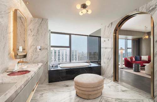 Siming Hotel | Discover W-Xiamen: Oceanfront Retreat with Happy Hour Perks