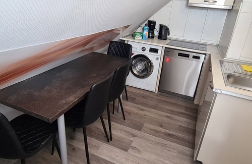 Hullhorst Apartment | Family-Friendly W3 Apartment with Air Conditioning
