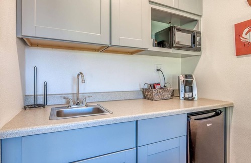 Depoe Bay Apartment | Pet-Friendly Oceanfront Stay at W3 - Humpback @ Whale Inn