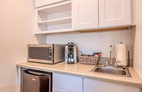 Depoe Bay Apartment | Pet-Friendly Oceanfront Stay at W3 - Humpback @ Whale Inn