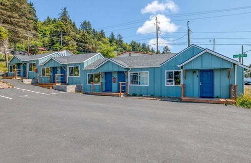 Depoe Bay Apartment | Pet-Friendly Oceanfront Stay at W3 - Humpback @ Whale Inn
