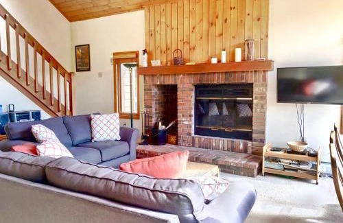 Bretton Woods Villa | Top-Rated Bretton Woods Condo with Ski Views and Fireplace