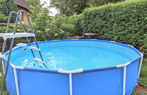Lichtenhain Apartment | Experience Urlaubsmagie: Pool, Terrace & Barbecue Fun