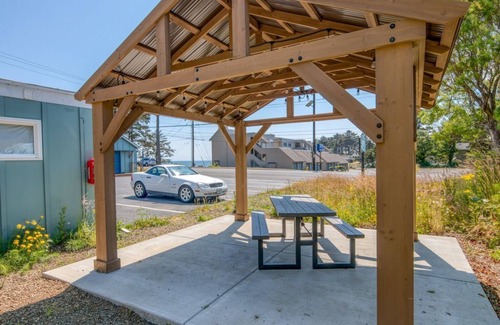 Depoe Bay Apartment | Pet-Friendly Oceanfront Retreat at Whale Inn - 10/10 Rating