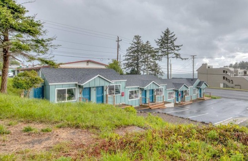 Depoe Bay Apartment | Pet-Friendly Oceanfront Retreat at Whale Inn - 10/10 Rating