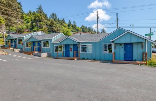 Depoe Bay Apartment | Pet-Friendly Oceanfront Retreat at Whale Inn - 10/10 Rating
