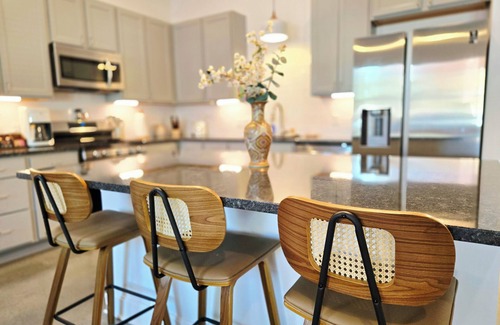 East Lawrence Apartment | Wabi Sabi - King Bed/2Bed/2ba, Ground level