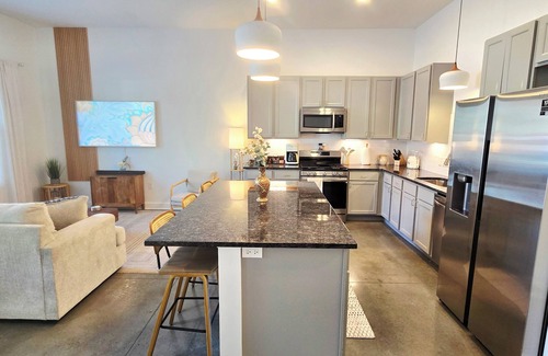East Lawrence Apartment | Wabi Sabi - King Bed/2Bed/2ba, Ground level
