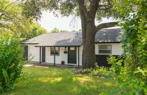 East Congress House | Chic 4BD Home with Pool & Patio near Downtown Austin