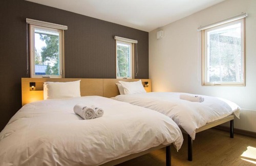 Hokujo House | Unforgettable WABISABI Chalet: Family-Friendly with Hot Tub