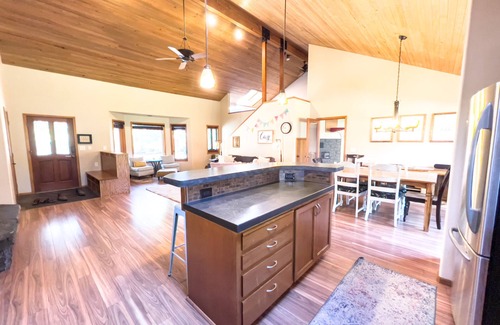Sisters House | Tranquil Wagon Wheel Home with Pool, Spa & Ideal Amenities