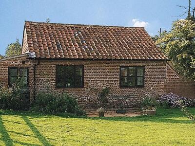 Yaxham House | Discover Wagtail Barn: Child-Friendly Retreat with 4 Stars