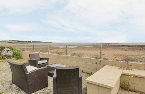 Southerness Cottage | Wagtail Cottage: Oceanfront Retreat with Spa & Breakfast