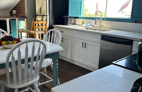Freeport Cabin | Wahoo Cabin: Pet-Friendly Getaway with Lake Views and Spa