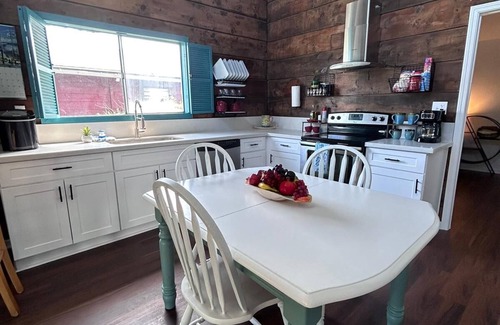 Freeport Cabin | Wahoo Cabin: Pet-Friendly Getaway with Lake Views and Spa