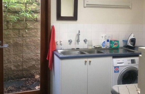 Carlton House | Pet-Friendly Wahroonga in Central Carlton - Rated 10/10!