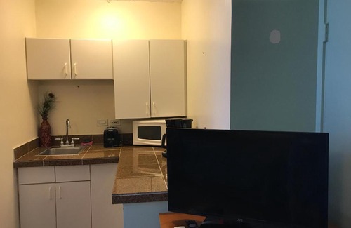 Waikiki Apartment | Guest Rated 10/10 at Waikiki Whale Watcher Apts 304A