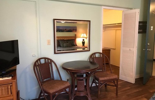 Waikiki Apartment | Guest Rated 10/10 at Waikiki Whale Watcher Apts 304A