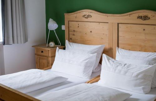 Dorfen Hotel | Pet-Friendly Wailtl Hotel with Breakfast & Restaurant Offerings