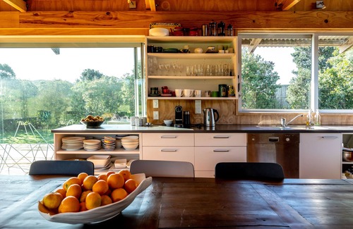 Whangapoua House | Riverside Retreat: Guest Rated 9.8 with Ocean Views