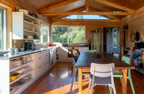 Whangapoua House | Riverside Retreat: Guest Rated 9.8 with Ocean Views