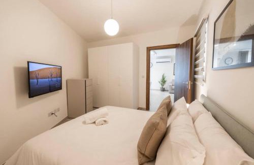 Ta' Xbiex Apartment | Idyllic Wait and Sea: 4-Star Retreat with Great Reviews