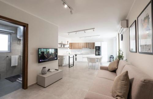 Ta' Xbiex Apartment | Idyllic Wait and Sea: 4-Star Retreat with Great Reviews