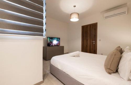 Ta' Xbiex Apartment | Idyllic Wait and Sea: 4-Star Retreat with Great Reviews