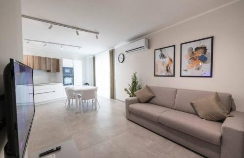 Ta' Xbiex Apartment | Idyllic Wait and Sea: 4-Star Retreat with Great Reviews