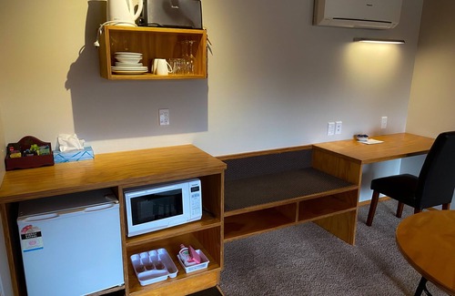 Te Kuiti Hotel | Discover Waitomo Lodge: Family-Friendly with Breakfast Included