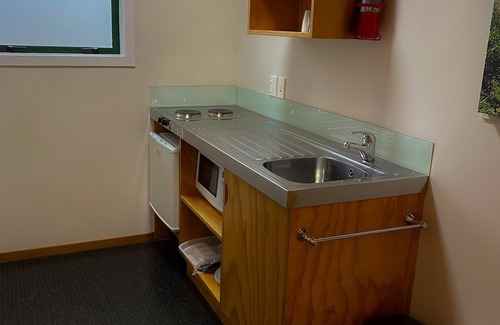 Te Kuiti Hotel | Discover Waitomo Lodge: Family-Friendly with Breakfast Included