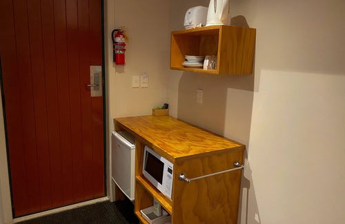 Te Kuiti Hotel | Discover Waitomo Lodge: Family-Friendly with Breakfast Included