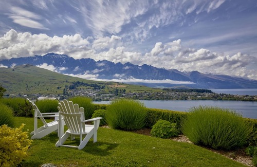 Queenstown House | Discover Wakatipu Gem: Lakehouse with Hot Tub & Views